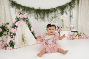 Dulce Bebe Photography - Cake Smash Photo Shoot Session for 1 Year Old Baby Girl in Dallas, Tx