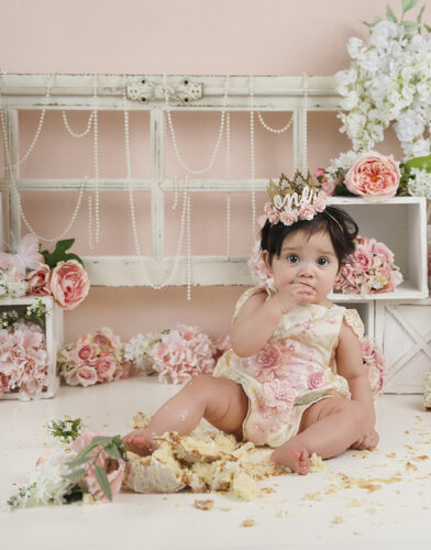 Dulce Bebe Photography - Cake Smash Photo Shoot Session for 1 Year Old Baby Girl in Dallas, Tx